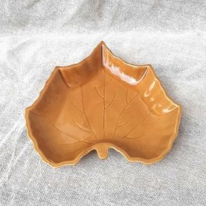 Bol Amber in forma de frunza din ceramica maro 23 cm imagine