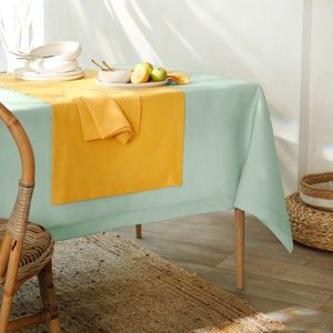 Față de masă de culoare solidă cu aspect de in imagine