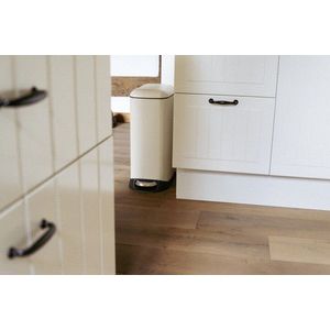 Cos de gunoi cu pedala Design, Wenko, 23.5x41x55 cm, otel/polipropilena, crem/negru imagine