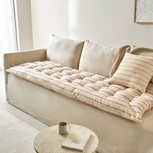 O pernă decorativă lungă, realizată din material țesut manual imagine