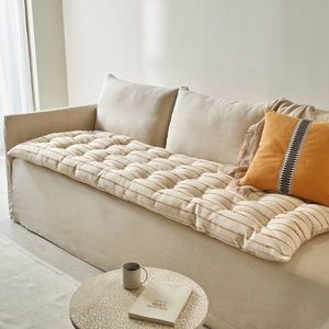 O pernă decorativă lungă, realizată din material țesut manual imagine