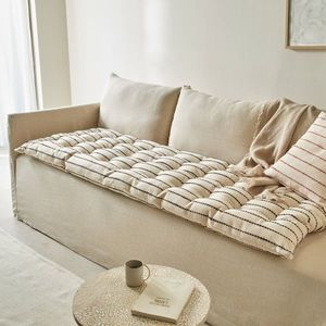 O pernă decorativă lungă, realizată din material țesut manual imagine