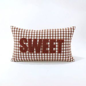 Pernă în carouri cu aplicație SWEET imagine