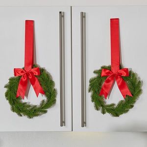 2 coroane de brad, roșii imagine