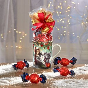 Ceașcă de cafea în coș cu bomboane imagine