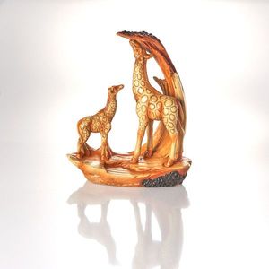 Girafă din rășină cu copil imagine