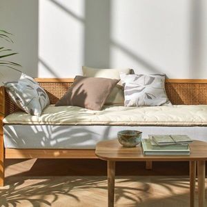 Pernă monocromă lungă pentru canapea imagine