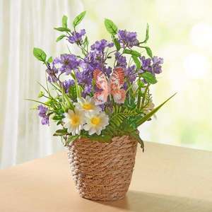 Aranjament floral într-un coș imagine