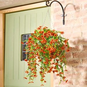 Flori artificiale agățate imagine